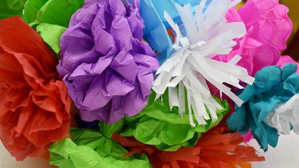 Tvoření papírových růží na radějovská mája